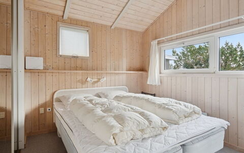 Yma - 250M from the Sea: Madera, Habitación, Casa, Cama, Lecho, Sábana, Techo, Marco De La Cama, Madera Dura, Linos