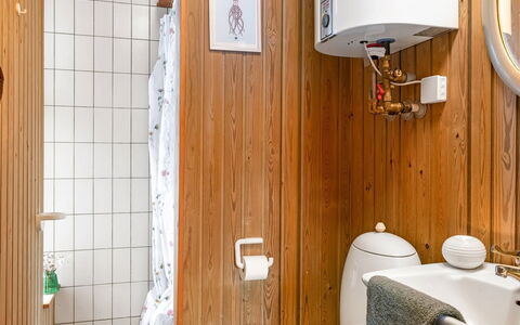 Antti - from the Sea: Arreglo De Tubería, Madera, Baño, Piso, Diseño De Interiores, Suelo, Lavabo Del Baño, Lavabo, Plomería, Grifo