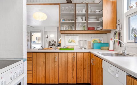 Antti - from the Sea: Cocina, Mostrador, Aparato De Cocina, Madera, Gabinetes, Electrodoméstico, Diseño De Interiores, Fregadero, Mueble, Lavabo
