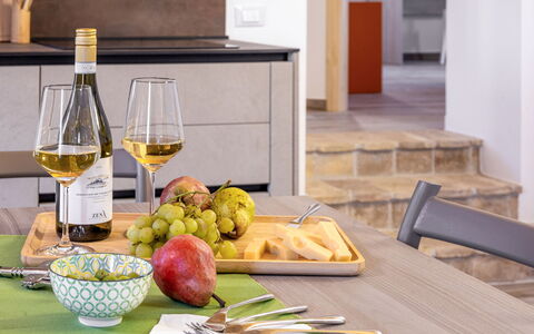 Zena Apartment: Vajilla, Mueble, Mesa, Fruta, Botella, Comida, Utensilios Para Servir, Drinkware