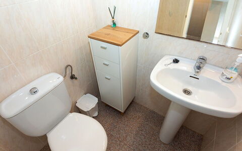 El Palmar Playa Romana: Grifo, Arreglo De Tubería, Espejo, Lavabo Del Baño, Lavabo, Propiedad, Mueble De Baño, Blanco, Asiento Del Baño, Baño