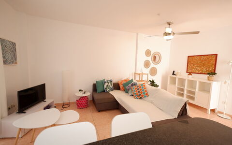 La Rosaleda: Mueble, Diseño De Interiores, Piso, Suelo, Pared, Sofá, Habitación, Madera, Techo, Sala