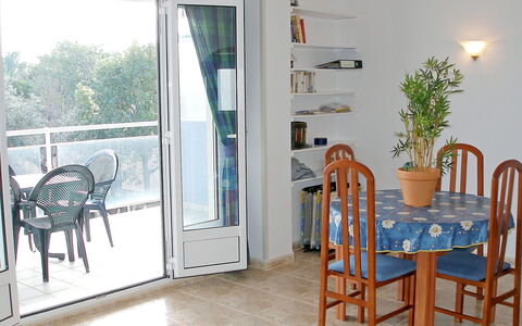Turquesa: Habitación, Propiedad, Mueble, Edificio, Comedor, Mesa, Casa, Suelo, Bienes Raíces, Diseño De Interiores