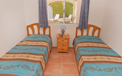 Villa Lyndy: Habitación, Habitación, Mueble, Sábana, Propiedad, Turquesa, Cama, Agua, Lecho, Diseño De Interiores