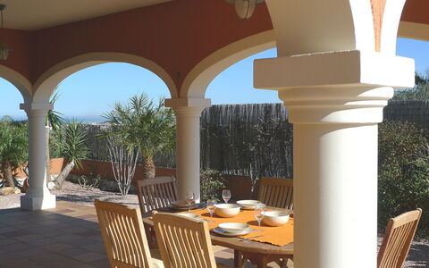 Villa Corona: Propiedad, Edificio, Columna, Bienes Raíces, Arquitectura, Porche, Habitación, Casa, Arco, Patio