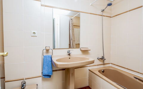 Sorolla: Baño, Propiedad, Habitación, Diseño De Interiores, Arquitectura, Arreglo De Tubería, Edificio, Bienes Raíces, Casa, Grifo