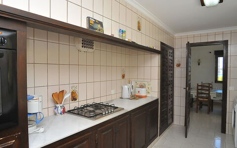 Tosalans: Mostrador, Habitación, Propiedad, Edificio, Gabinetes, Cocina, Mueble, Techo, Diseño De Interiores, Bienes Raíces