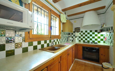Reposo: Propiedad, Mostrador, Habitación, Cocina, Gabinetes, Edificio, Mueble, Diseño De Interiores, Casa, Bienes Raíces