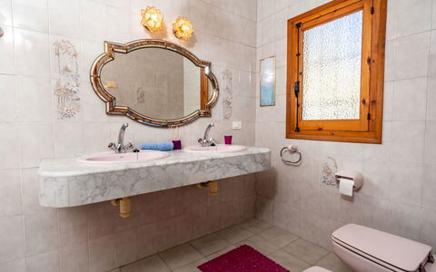 Amadorio: Baño, Habitación, Propiedad, Loseta, Diseño De Interiores, Pared, Suelo, Accesorio De Baño, Lavabo, Grifo