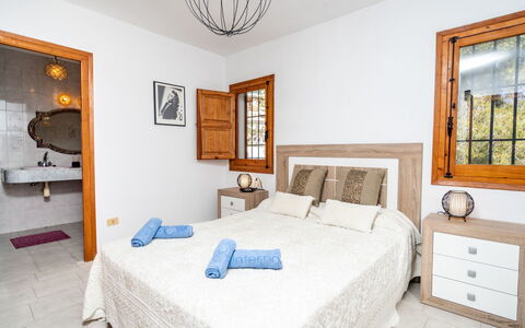 Amadorio: Habitación, Mueble, Habitación, Cama, Propiedad, Sábana, Marco De La Cama, Diseño De Interiores, Colchón, Lecho