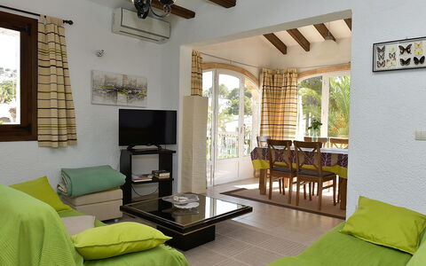 Toscal: Habitación, Sala, Propiedad, Diseño De Interiores, Mueble, Verde, Edificio, Techo, Casa, Pared