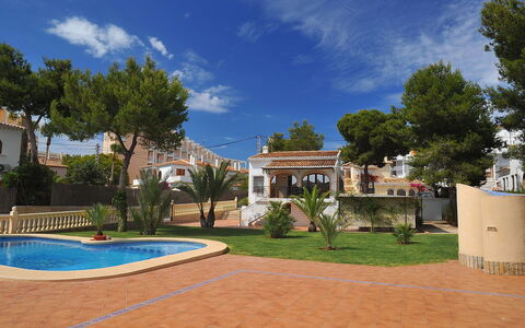 Patrai: Propiedad, Bienes Raíces, Casa, Piscina, Barrio Residencial, Casa, Inmuebles, Edificio, Cielo, Hacienda