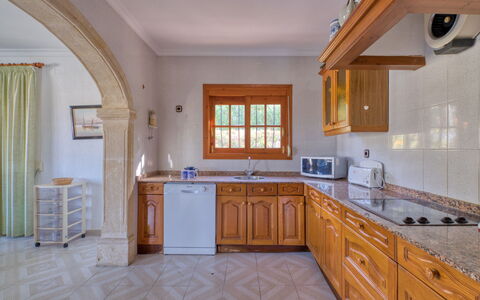 Cap Marti: Gabinetes, Mostrador, Grifo, Mueble, Lavabo, Arreglo De Tubería, Cajón, Madera, Planta De Casa, Cocina
