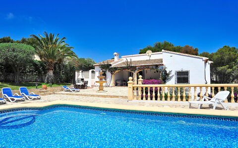 Lucie: Agua, Cielo, Propiedad, Piscina, Azur, Azul, Árbol, Edificio, Planta, Cuerpo De Agua