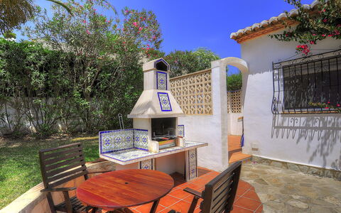 Lucie: Propiedad, Casa, Edificio, Bienes Raíces, Habitación, Vacaciones, Cielo, Cabaña, Mueble, Villa