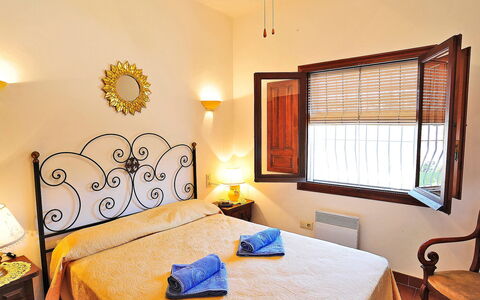 Lucie: Habitación, Habitación, Cama, Mueble, Propiedad, Diseño De Interiores, Marco De La Cama, Amarillo, Sábana, Edificio