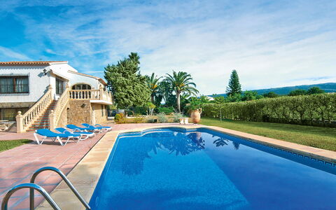 Tarraula: Agua, Planta, Cielo, Nube, Edificio, Piscina, Azul, Azur, Árbol, Ventana
