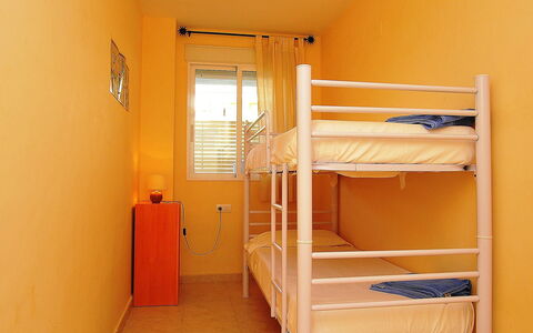 Jávea 421: Habitación, Cama, Mueble, Hostal, Propiedad, Dormitorio, Litera, Edificio