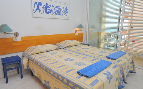 Atarazanas: Habitación, Cama, Mueble, Habitación, Sábana, Propiedad, Marco De La Cama, Colchón, Lecho, Pared