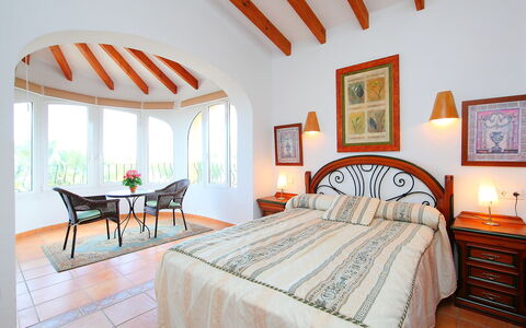 Inma: Habitación, Habitación, Mueble, Propiedad, Cama, Diseño De Interiores, Sábana, Edificio, Marco De La Cama, Techo
