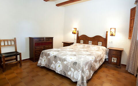 Els Pins: Habitación, Habitación, Cama, Mueble, Propiedad, Sábana, Marco De La Cama, Techo, Suelo, Pared
