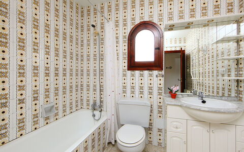 Marianne: Baño, Propiedad, Habitación, Diseño De Interiores, Loseta, Bienes Raíces, Pared, Arquitectura, Edificio, Casa