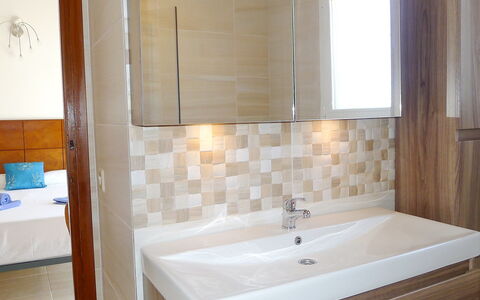 Avalon: Baño, Habitación, Propiedad, Loseta, Bañera, Grifo, Diseño De Interiores, Suelo, Pared, Edificio