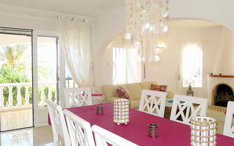 Avalon: Habitación, Propiedad, Comedor, Mueble, Rosado, Diseño De Interiores, Mesa, Techo, Casa, Edificio