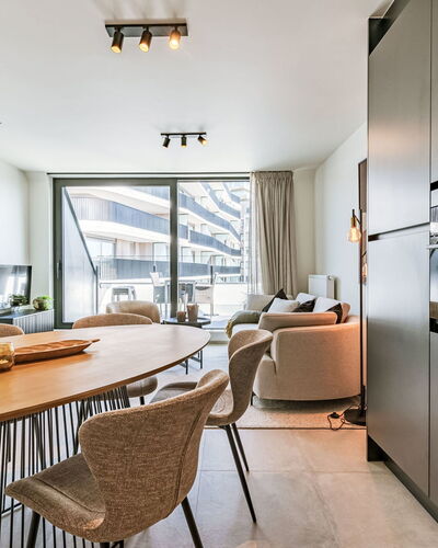 Bel Air with Parking and Balcony: Madera, El Maletero, Invierno, Ramita, Mueble Para Exteriores, Congelación, Bosque, Nieve, Patio Interior