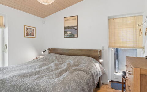Aiko - 1.8Km from the Sea: Mueble, Cama, Habitación, Diseño De Interiores, Lecho, Sábana, Madera, Suelo, Techo, Piso