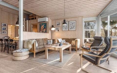 Åse - 1.3Km from the Sea: Mueble, Madera, Diseño De Interiores, Piso, Suelo, Silla, Habitación, Techo, Sala, Departamento