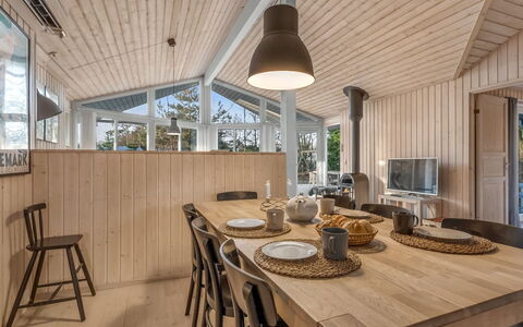 Åse - 1.3Km from the Sea: Mueble, Madera, Diseño De Interiores, Piso, Suelo, Silla, Habitación, Techo, Sala, Departamento