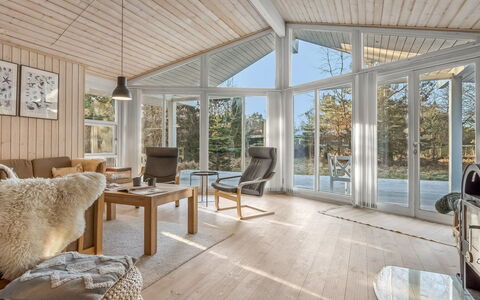 Åse - 1.3Km from the Sea: Mueble, Madera, Diseño De Interiores, Piso, Suelo, Silla, Habitación, Techo, Sala, Departamento