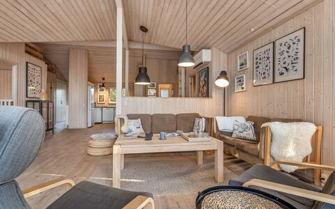 Åse - 1.3Km from the Sea: Mueble, Madera, Diseño De Interiores, Piso, Suelo, Silla, Habitación, Techo, Sala, Departamento
