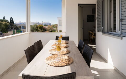 La Casa di Connie: Mueble, Piso, Diseño De Interiores, Madera, Suelo, Silla, Mesa, Cocina Y Comedor Mesa, Techo, Casa