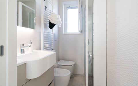 La Casa di Connie: Baño, Arreglo De Tubería, Diseño De Interiores, Pared, Piso, Suelo, Baño, Lavabo, Lavabo Del Baño, Plomería