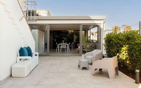 La Casa di Connie: Mueble, Suelo, Piso, Mueble Para Exteriores, Silla, Casa, Maceta, Sombra, Planta De Casa, Estructura Al Aire Libre