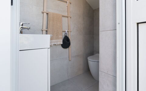La Casa di Connie: Pared, Piso, Arreglo De Tubería, Suelo, Baño, Asiento Del Baño, Baño, Diseño De Interiores, Plomería, Loseta