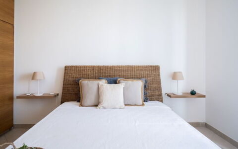 Villa Vitalis: Cama, Lecho, Mueble, Habitación, Sábana, Diseño De Interiores, Linos, Madera, Suelo, Piso