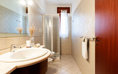 Villa Vitalis: Piso, Diseño De Interiores, Suelo, Arreglo De Tubería, Techo, Encendiendo, Mueble, Baño, Habitación, Grifo