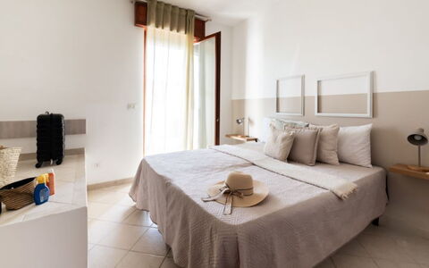 Villa Vitalis: Mueble, Diseño De Interiores, Pared, Habitación, Cama, Madera, Piso, Suelo, Textil, Habitación