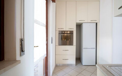 Villa Vitalis: Piso, Mostrador, Madera, Gabinetes, Suelo, Diseño De Interiores, Cocina, Aparato De Cocina, Electrodoméstico, Casa