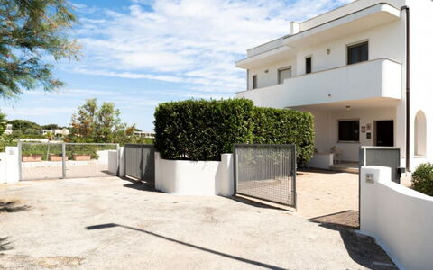 Villa Vitalis: Arquitectura, Barrio Residencial, Casa, Inmuebles, Hormigón, Balcón, Sombra, Paisajismo, Portón, Entrada De Coches
