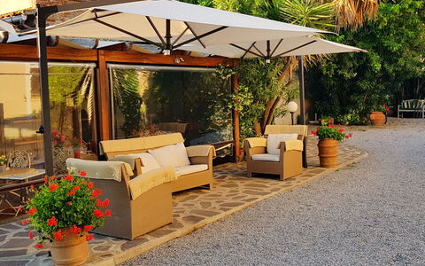 Appartamento Papavero Seaside and Pool: Mueble, Maceta, Mueble Para Exteriores, Sombra, Paraguas, Silla, Mesa Al Aire Libre, Jardín, Estructura Al Aire Libre