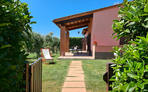 Appartamento Papavero Seaside and Pool: Jardín, Sombra, Césped, Patio Interior, Yarda, Estructura Al Aire Libre, Paisajismo, Eco Hotel, Manchas De Madera, Inmuebles