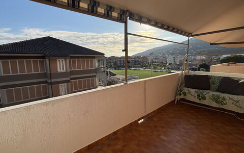 La Casa di Viviana Terrace, Close to the Beach: Departamento, Balcón, Sombra, Condominio, La Luz Del Día, Toldo, Estructura Al Aire Libre