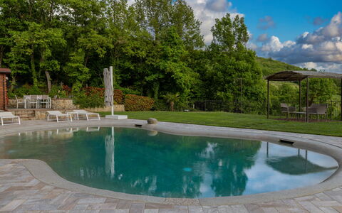 L'Oasi del Poggio: Piscina, Losa, Piso, Material Compuesto, Recurso, Loseta, Fuente De Agua, Hormigón, Sombra, Mueble Para Exteriores