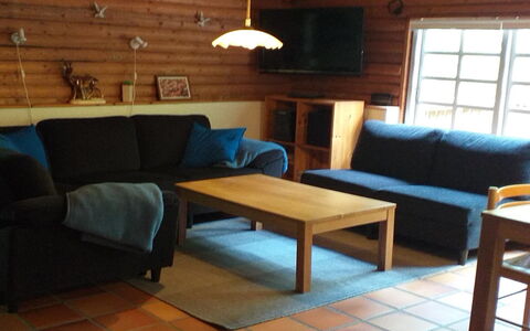Kerrin: Mueble, Mueble Para Exteriores, Vajilla, Mesa, Drinkware, Silla, Mesa Al Aire Libre, Comida, Botella