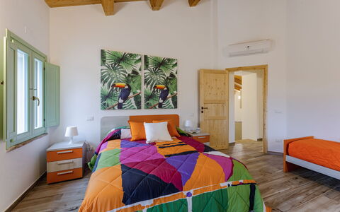 Zena Suite: Mueble, Diseño De Interiores, Habitación, Cama, Piso, Madera, Suelo, Sábana, Techo, Lecho