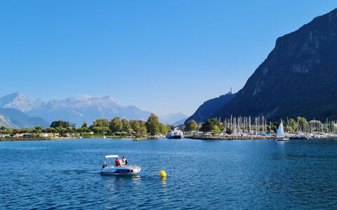 Les Perles du Lac: Agua, Cuerpo De Agua, Barco, Montaña, Watercraft, Camino Acuático, Corriente De Agua, Costeras Y Los Accidentes Geográficos Oceánico, Lago, Canal